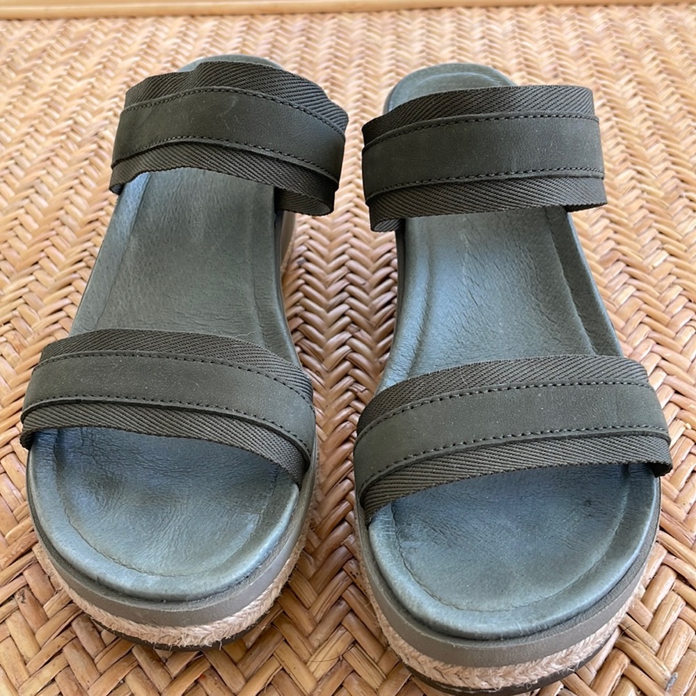 Merrill Cindy yet classy wedge espadrilles